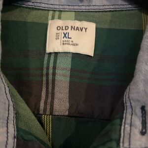 Mens Old Navy button down flannel.